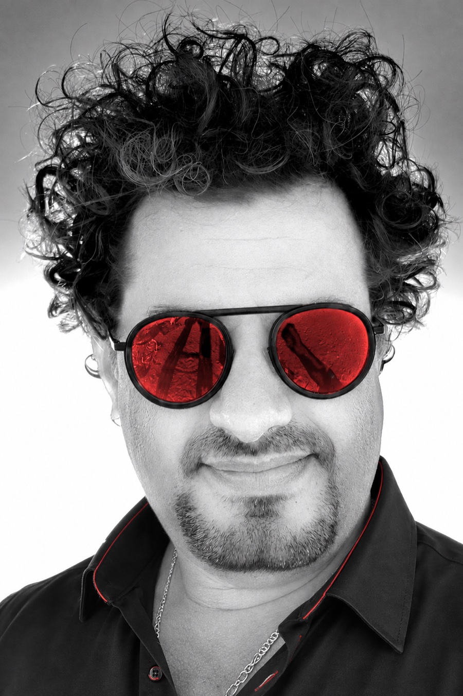 Porträt von Artem Bokarev mit roter Sonnenbrille